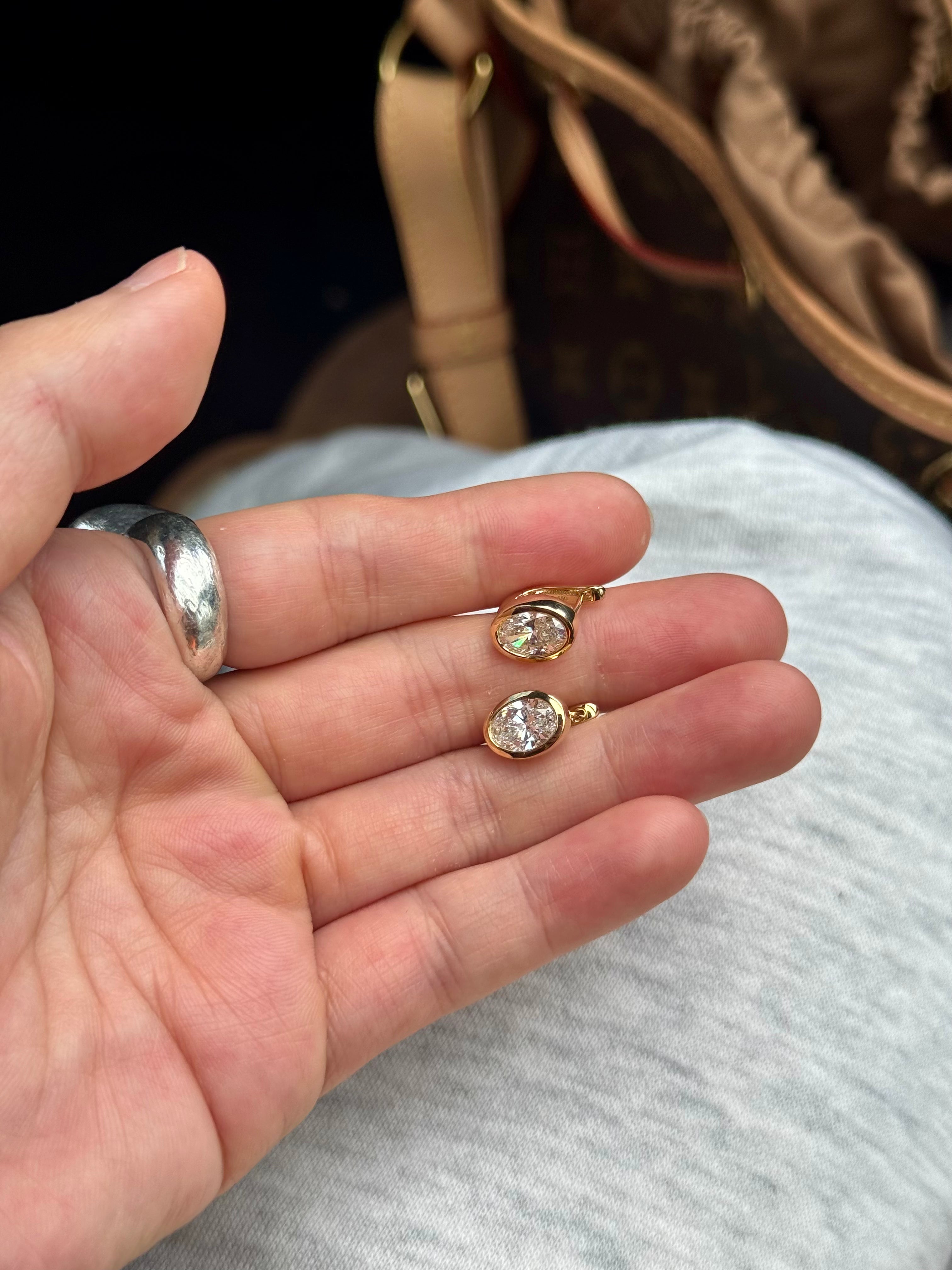18K 实心黄金耳环，镶嵌椭圆形钻石