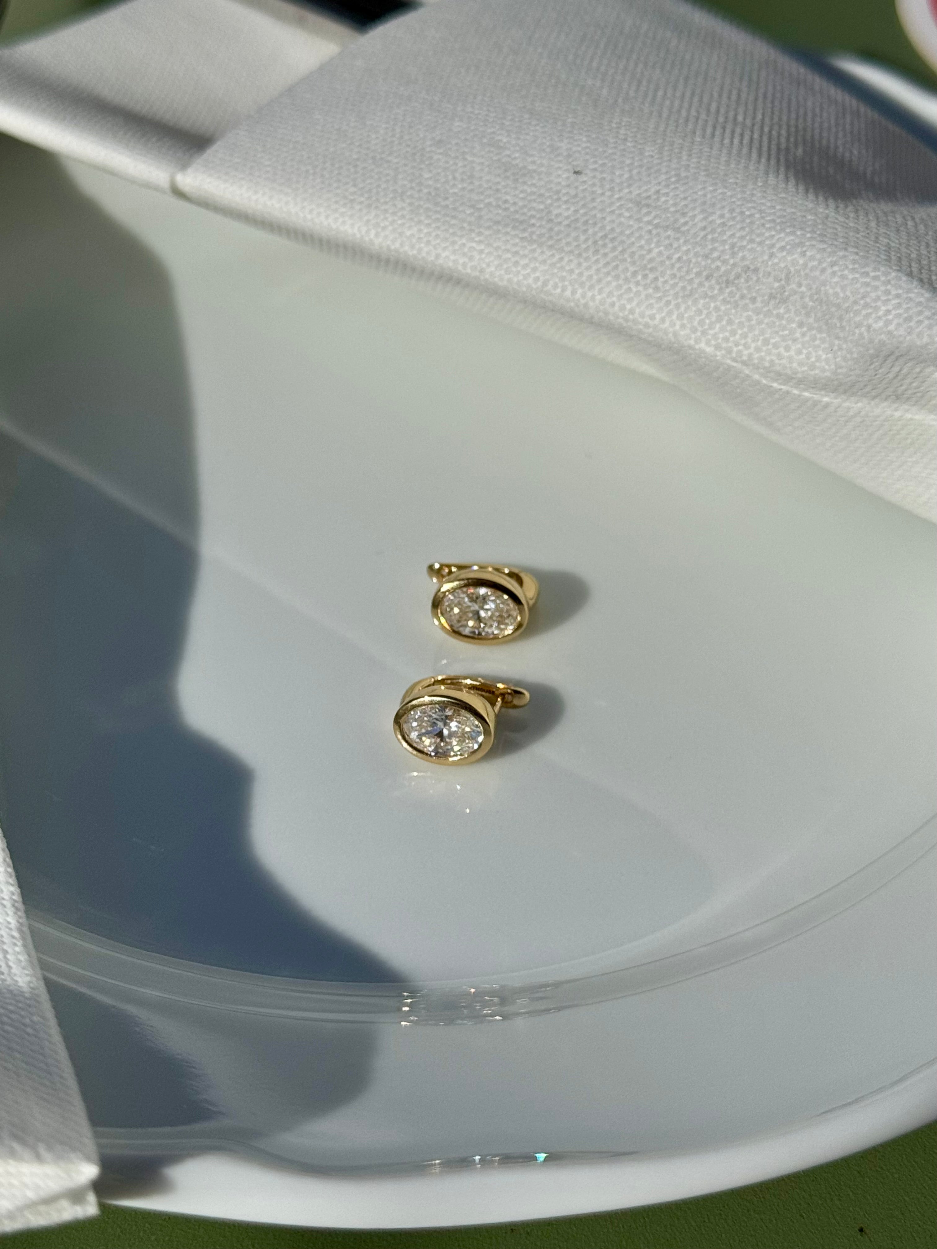 18K 实心黄金耳环，镶嵌椭圆形钻石